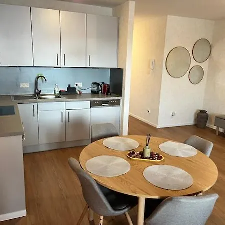 Revon Central-urban Apartment, Balcony & Free Parking