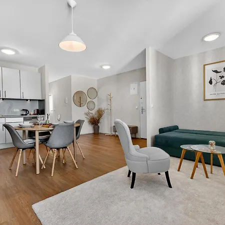 Revon Urban Executive , Old Town - Free Parking Apartamento